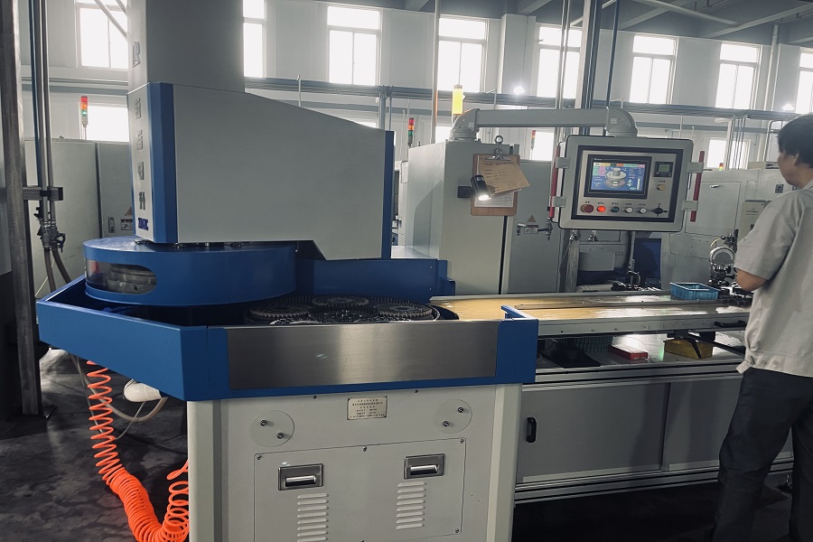 Peralatan baru FTM: mesin pengisar dua muka